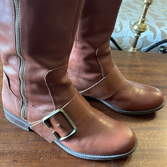 LEATHER EUC ….low heel comfortable perfect fall/winter boot - Picture 3 of 4